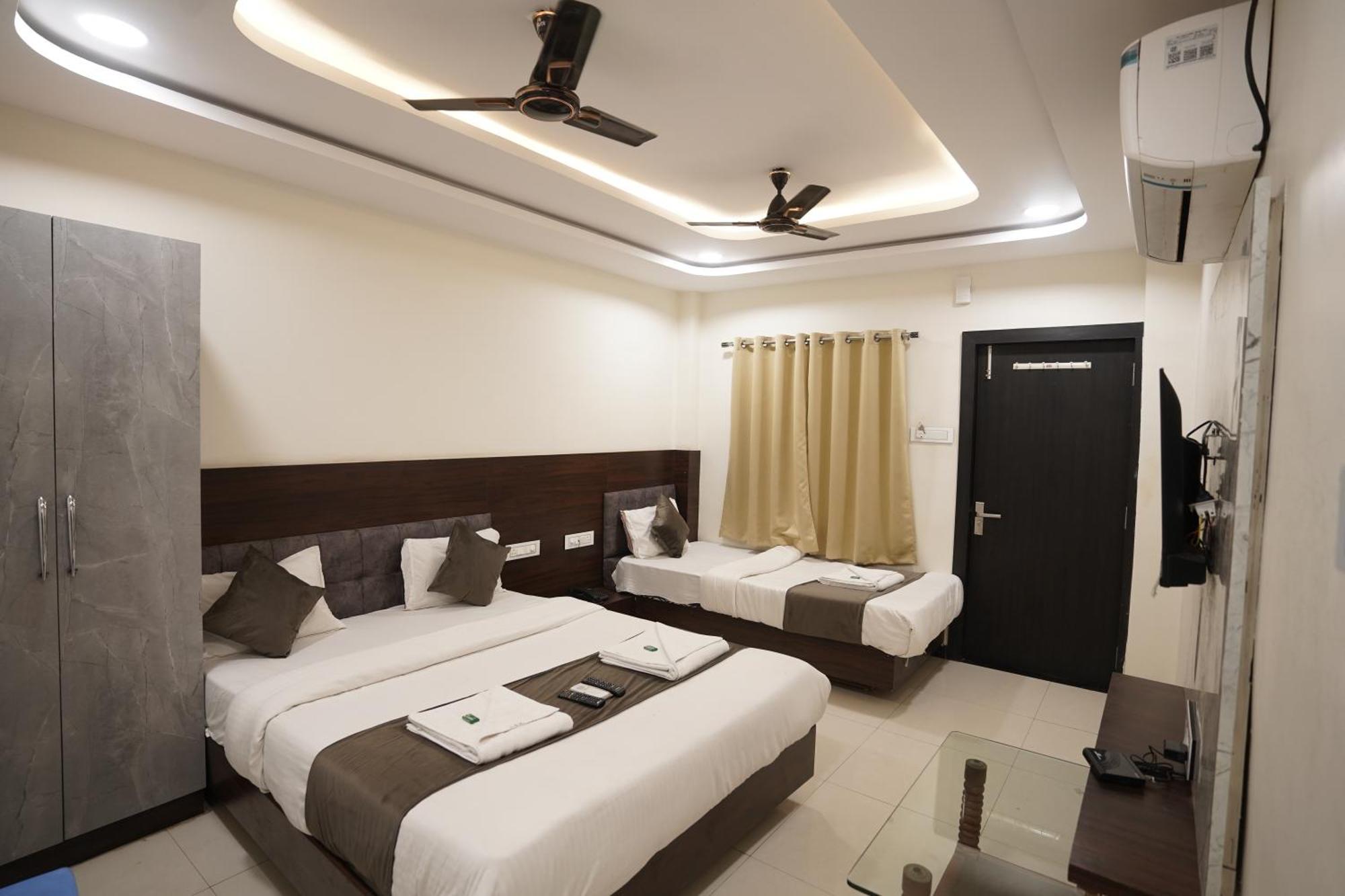 Hotel Dev Kripa Ujjain Eksteriør billede