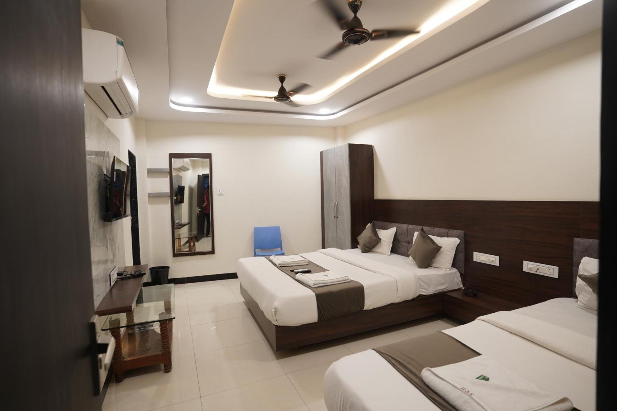 Hotel Dev Kripa Ujjain Eksteriør billede