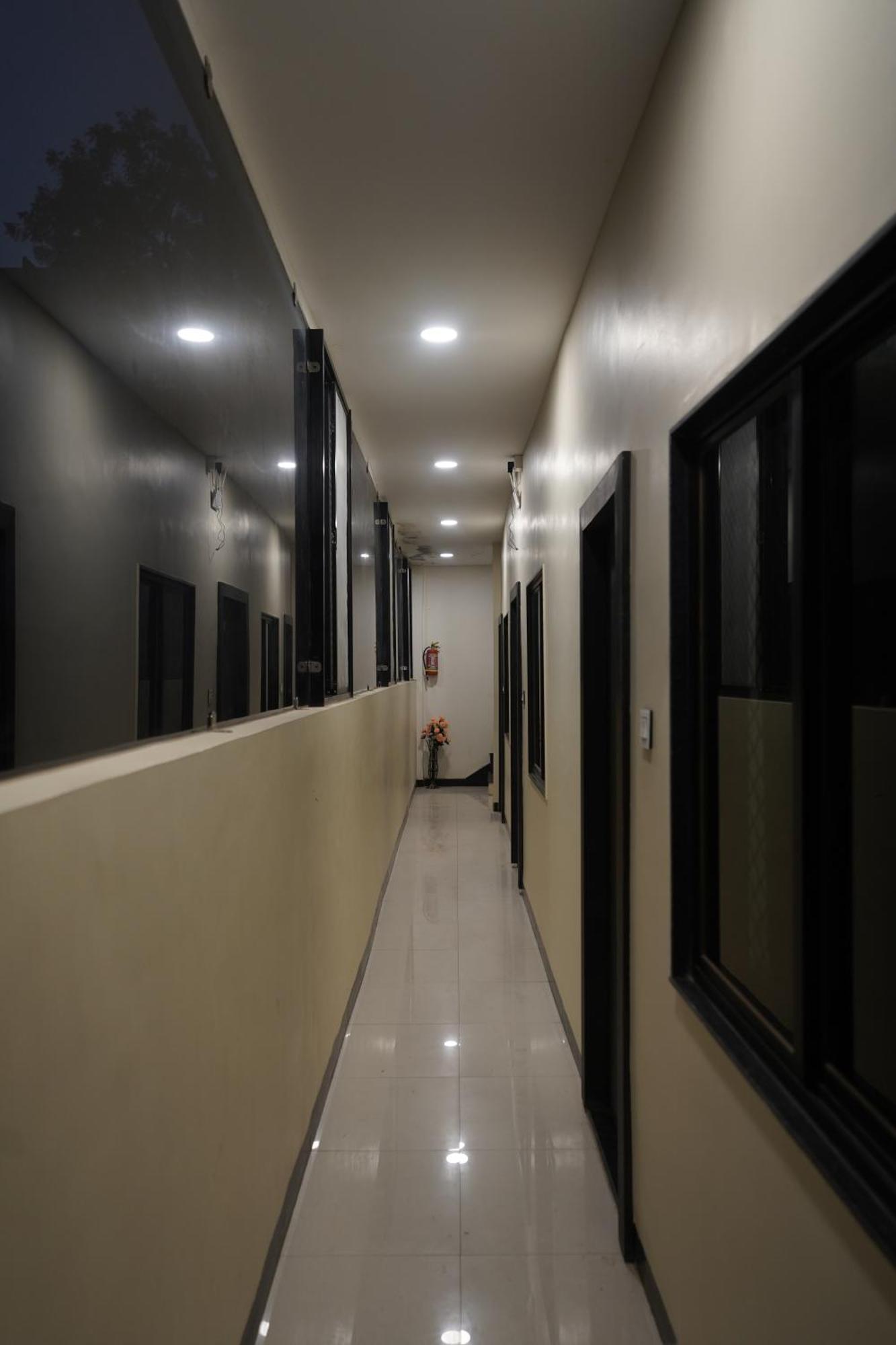 Hotel Dev Kripa Ujjain Eksteriør billede