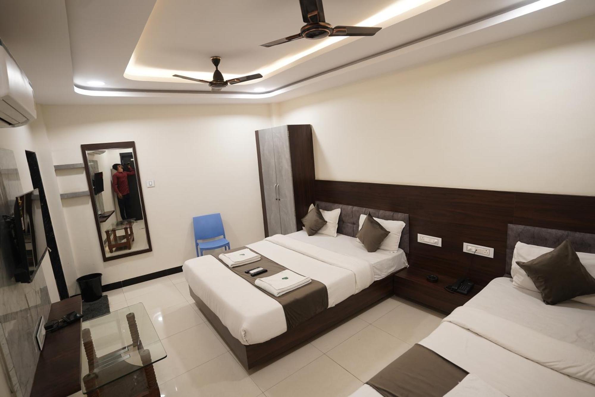 Hotel Dev Kripa Ujjain Eksteriør billede