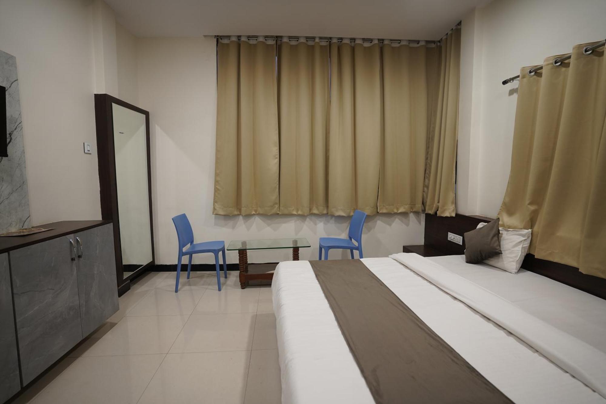 Hotel Dev Kripa Ujjain Eksteriør billede
