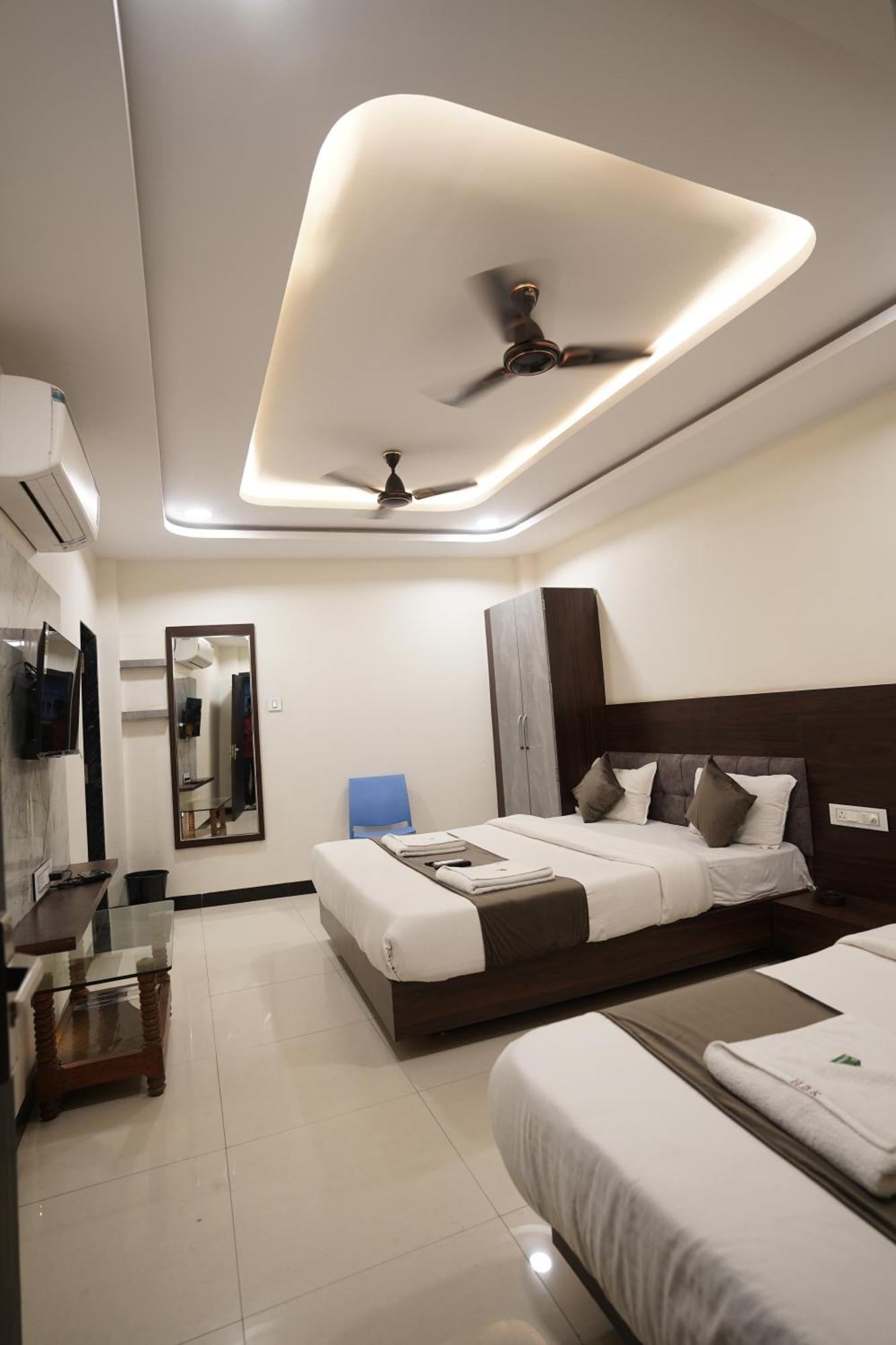 Hotel Dev Kripa Ujjain Eksteriør billede