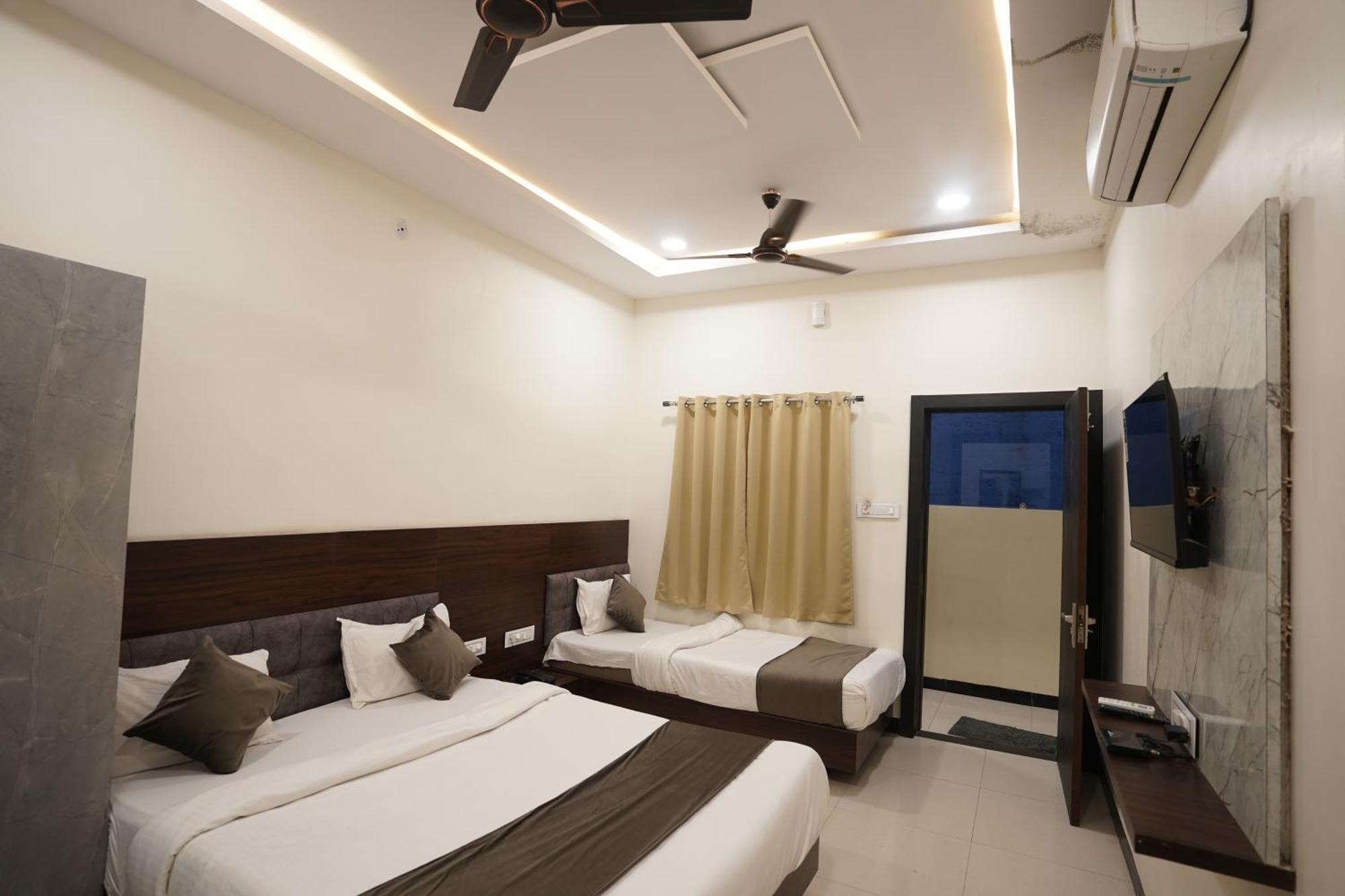 Hotel Dev Kripa Ujjain Eksteriør billede