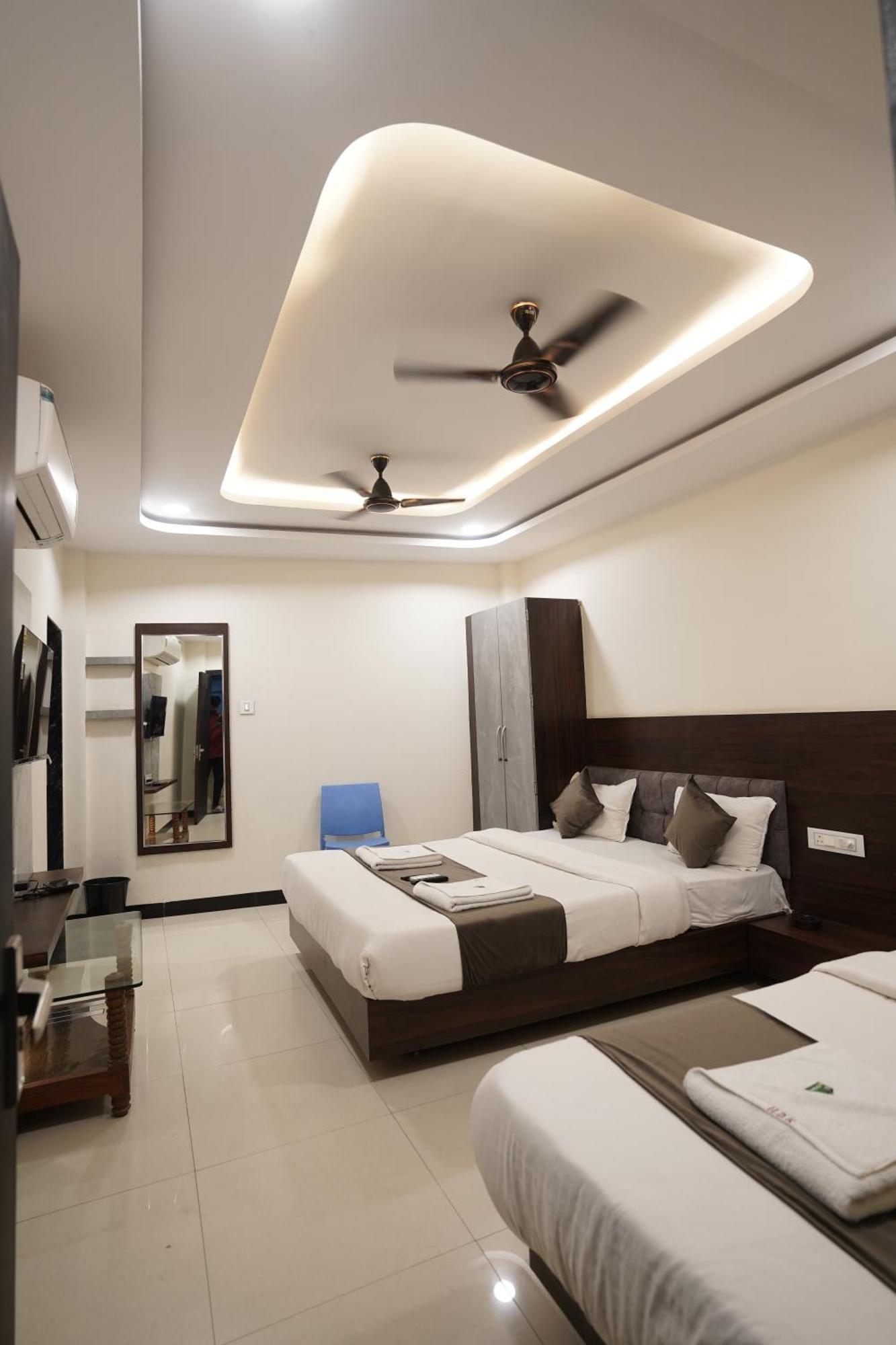 Hotel Dev Kripa Ujjain Eksteriør billede