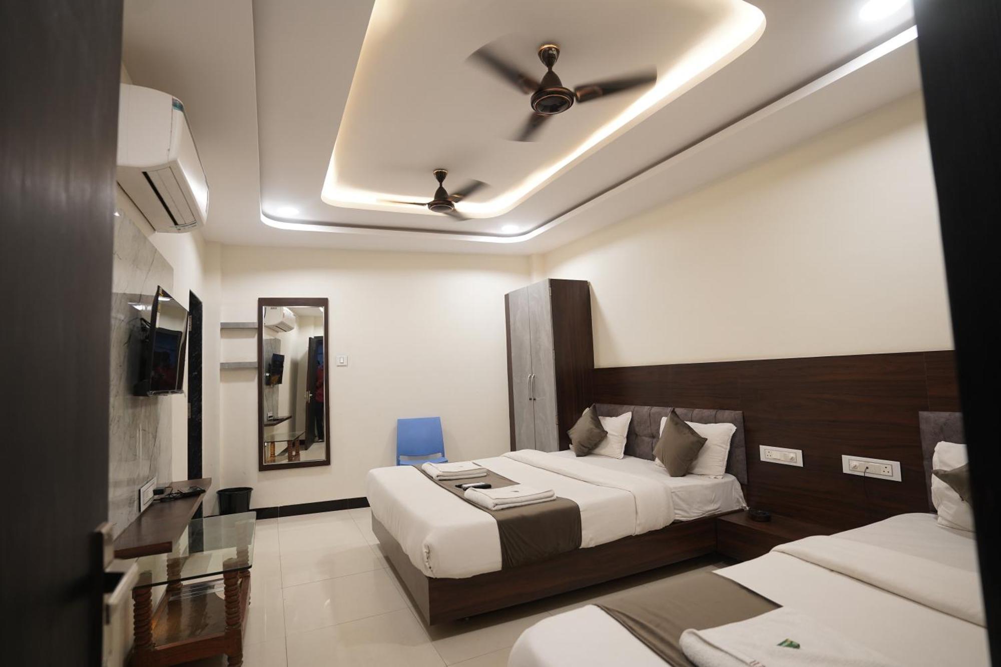 Hotel Dev Kripa Ujjain Eksteriør billede
