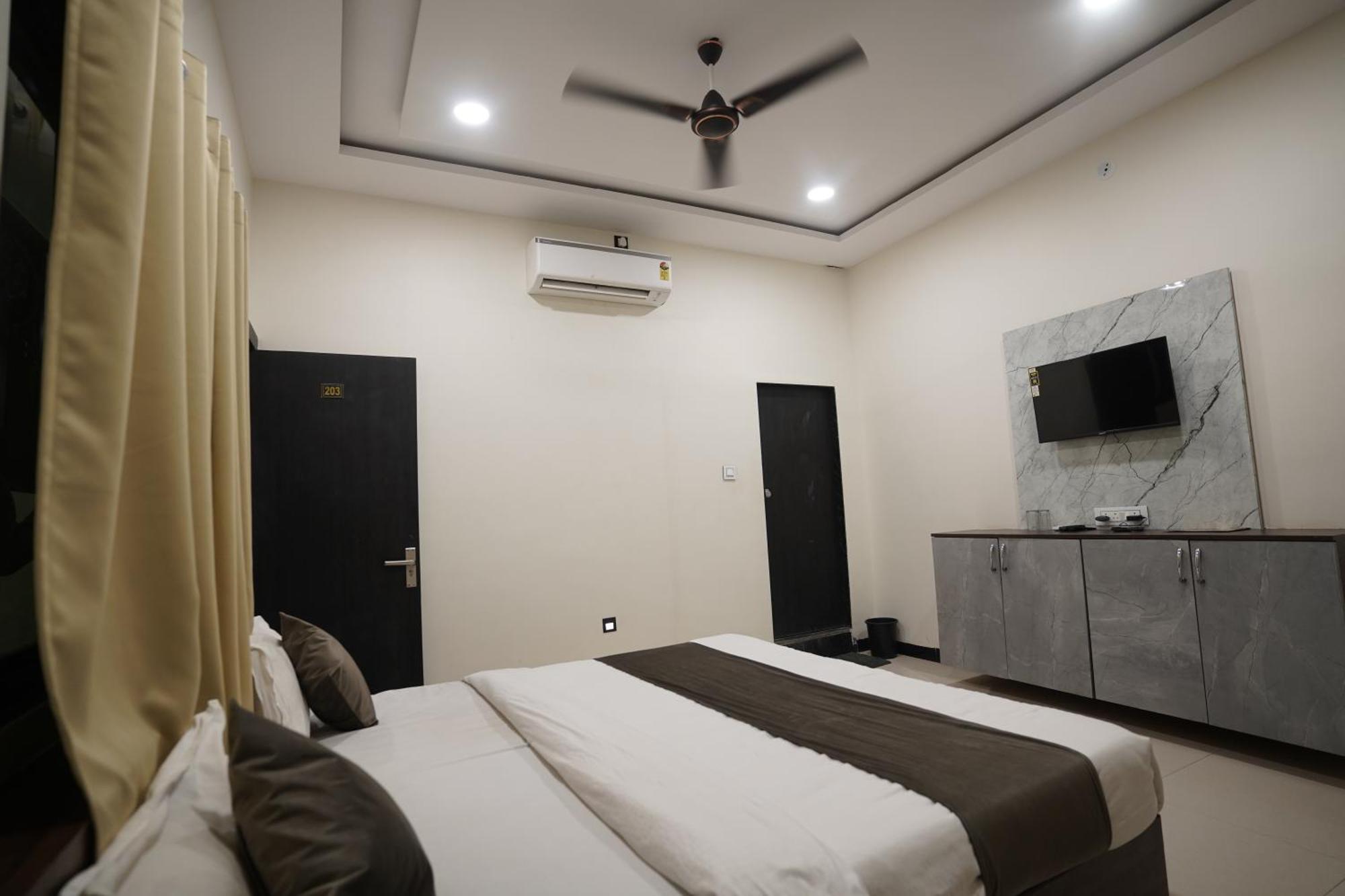 Hotel Dev Kripa Ujjain Eksteriør billede
