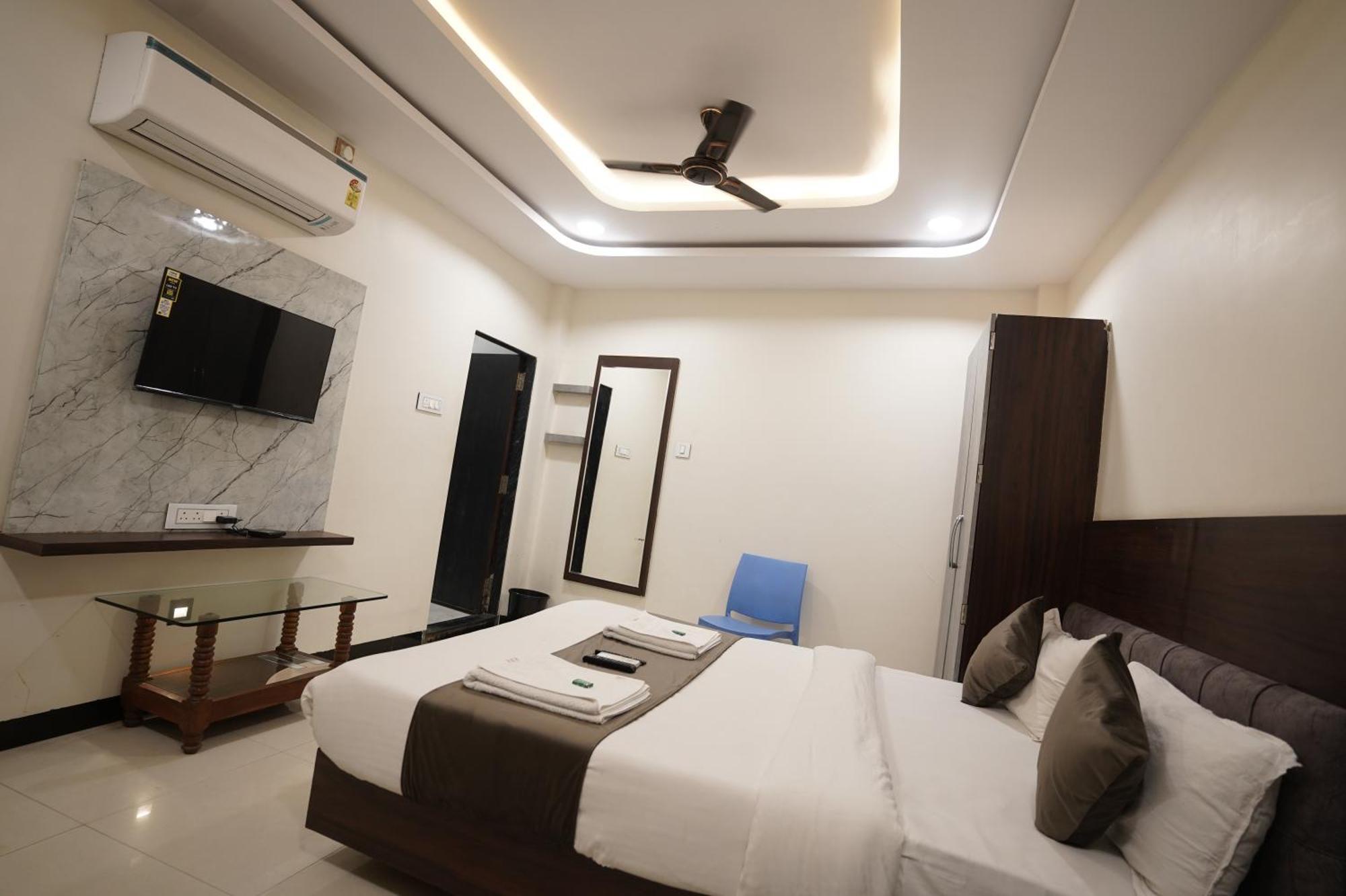 Hotel Dev Kripa Ujjain Eksteriør billede