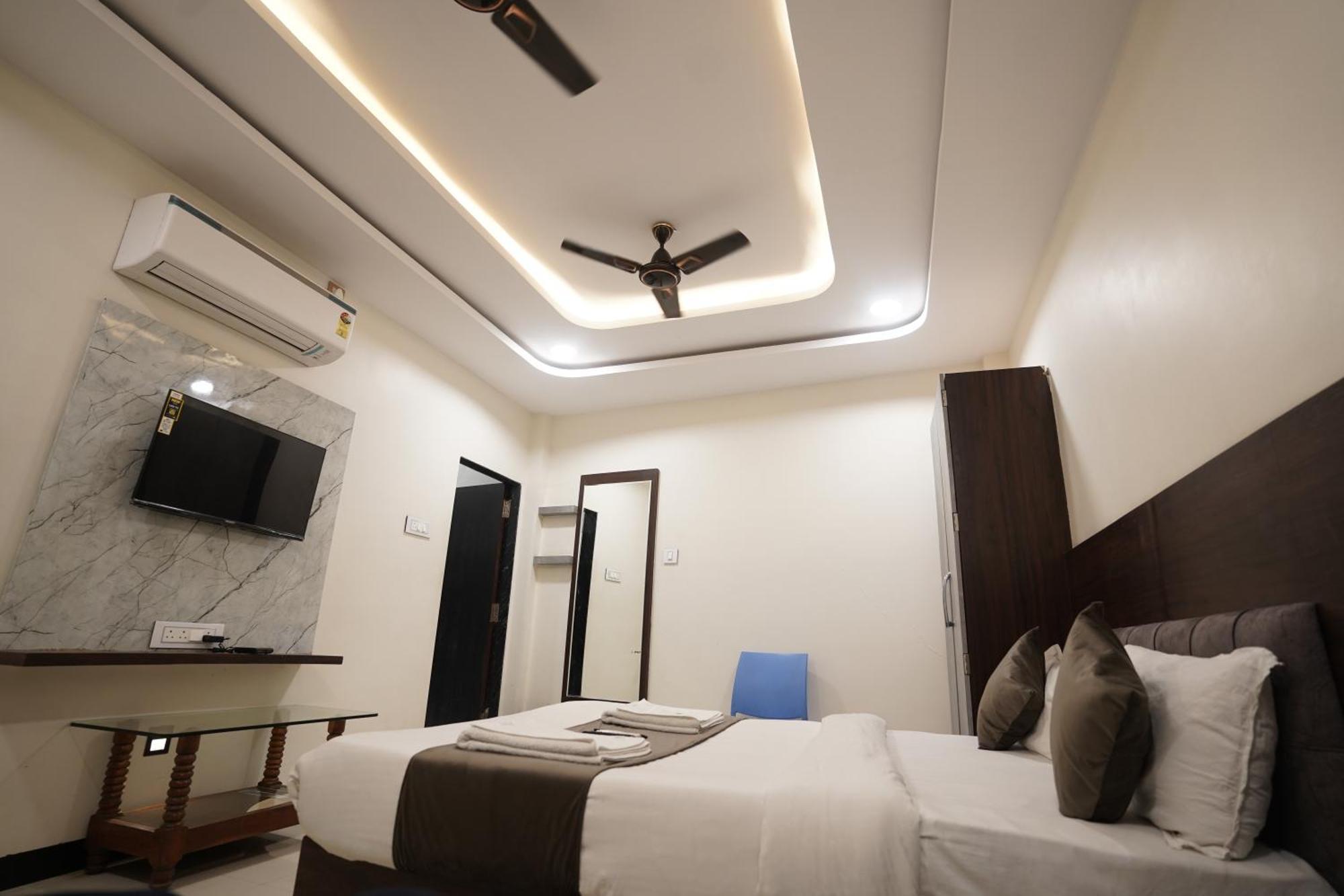 Hotel Dev Kripa Ujjain Eksteriør billede