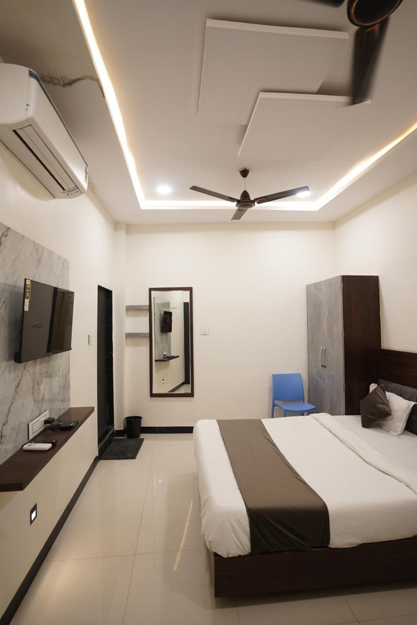 Hotel Dev Kripa Ujjain Eksteriør billede