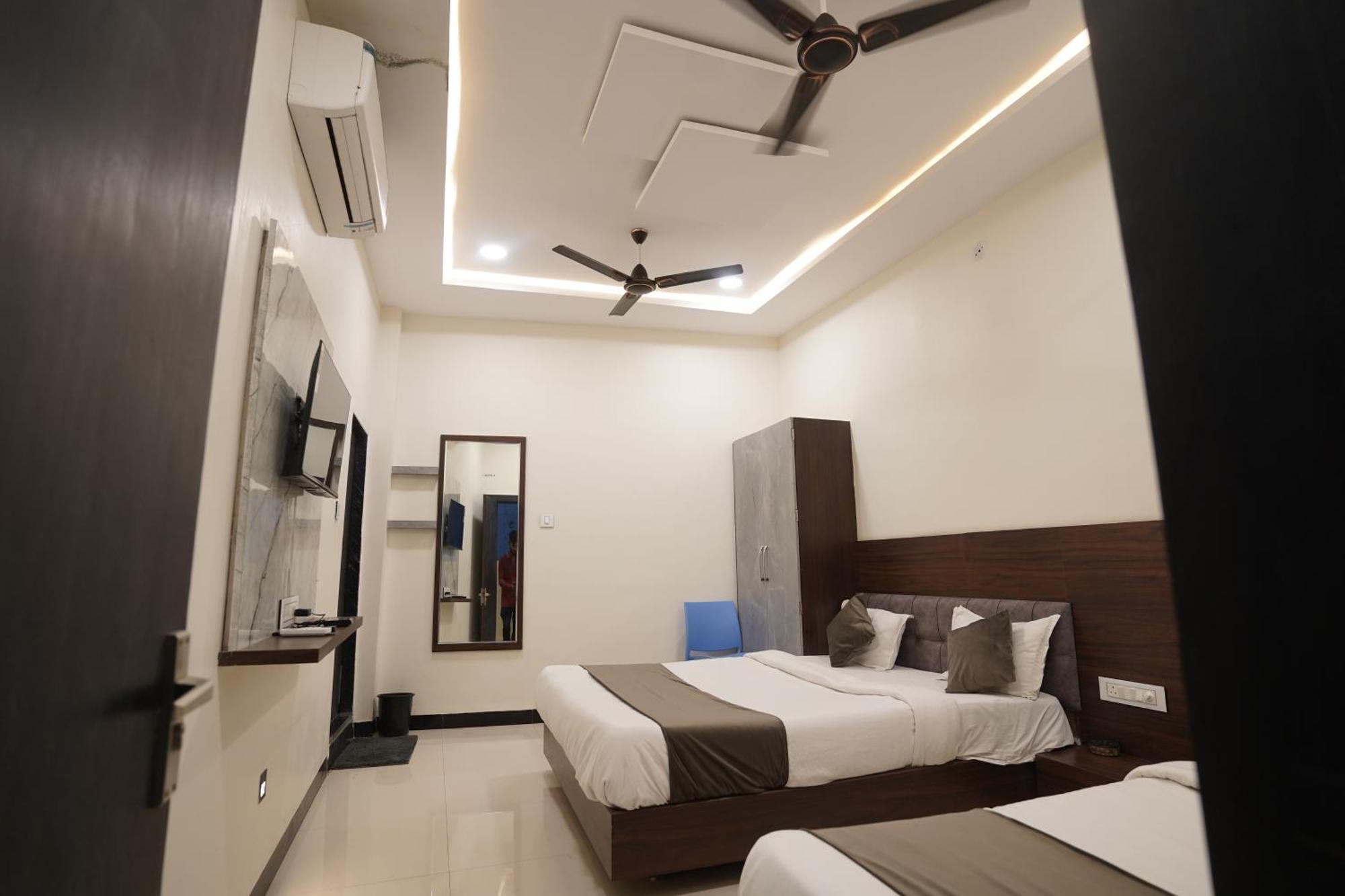 Hotel Dev Kripa Ujjain Eksteriør billede