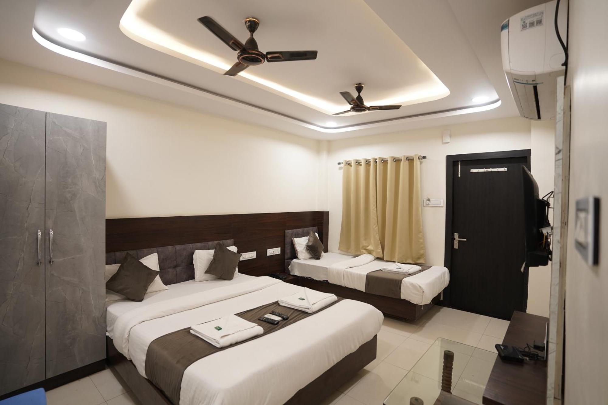 Hotel Dev Kripa Ujjain Eksteriør billede