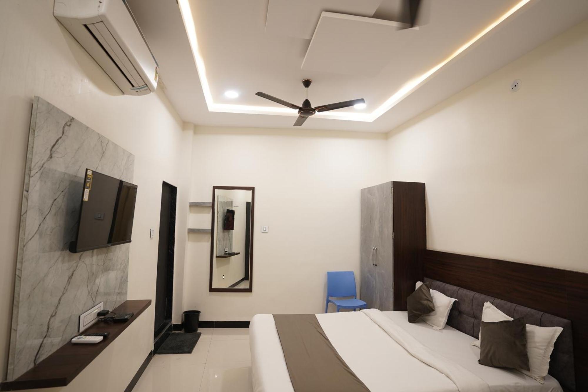 Hotel Dev Kripa Ujjain Eksteriør billede