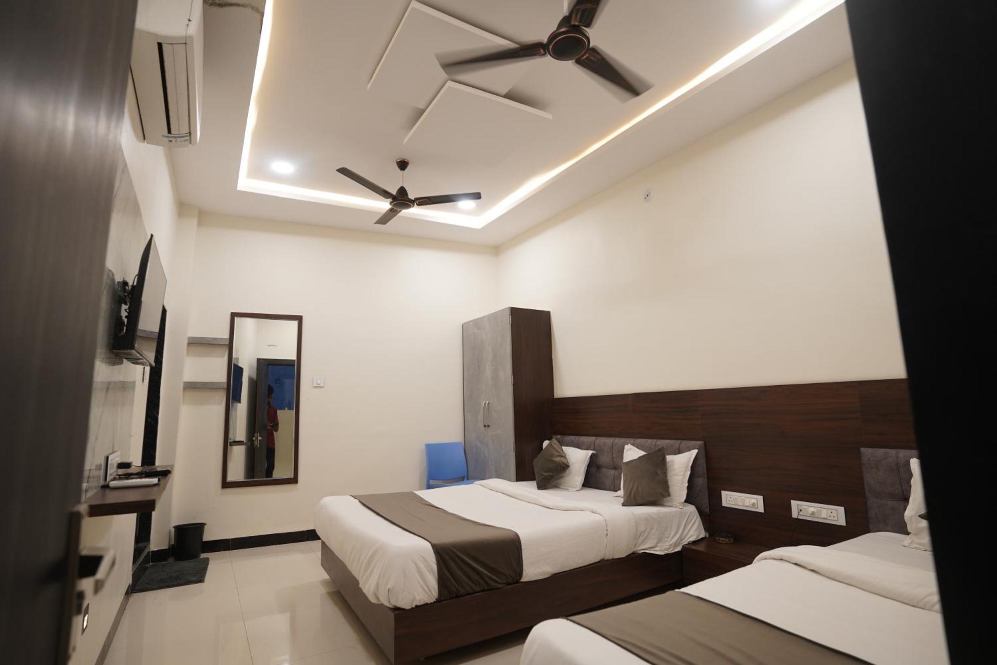 Hotel Dev Kripa Ujjain Eksteriør billede