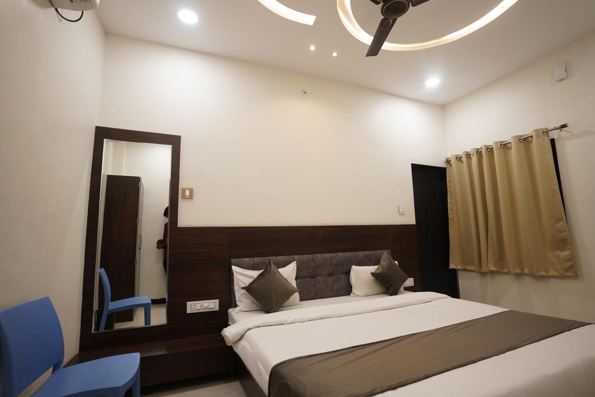 Hotel Dev Kripa Ujjain Eksteriør billede