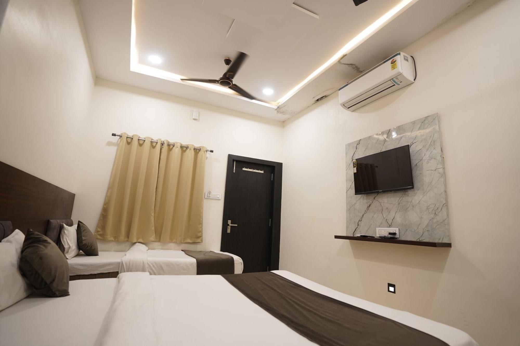 Hotel Dev Kripa Ujjain Eksteriør billede