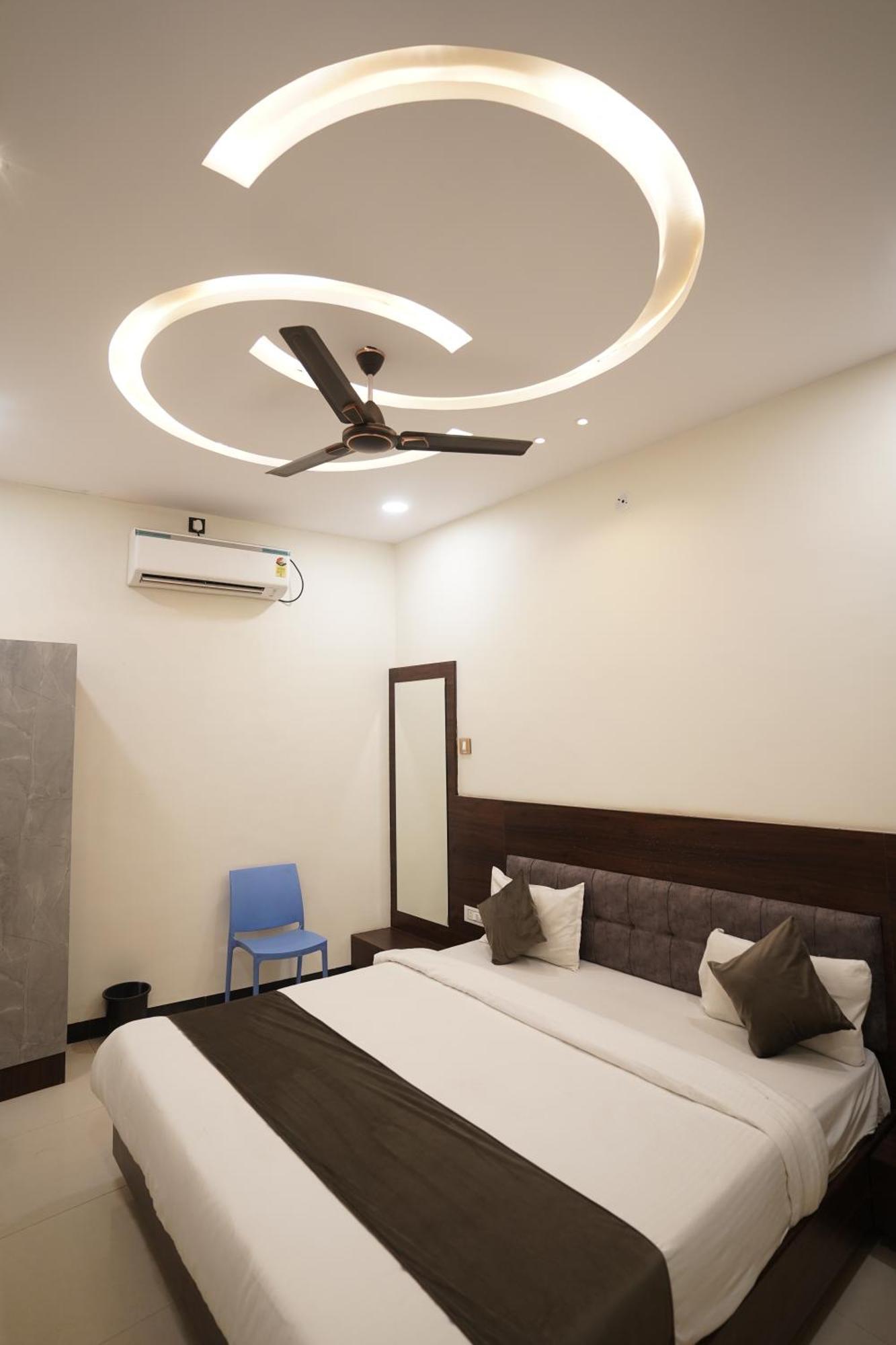 Hotel Dev Kripa Ujjain Eksteriør billede