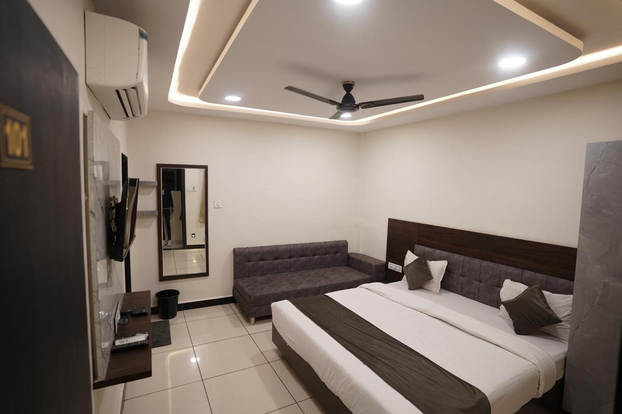 Hotel Dev Kripa Ujjain Eksteriør billede