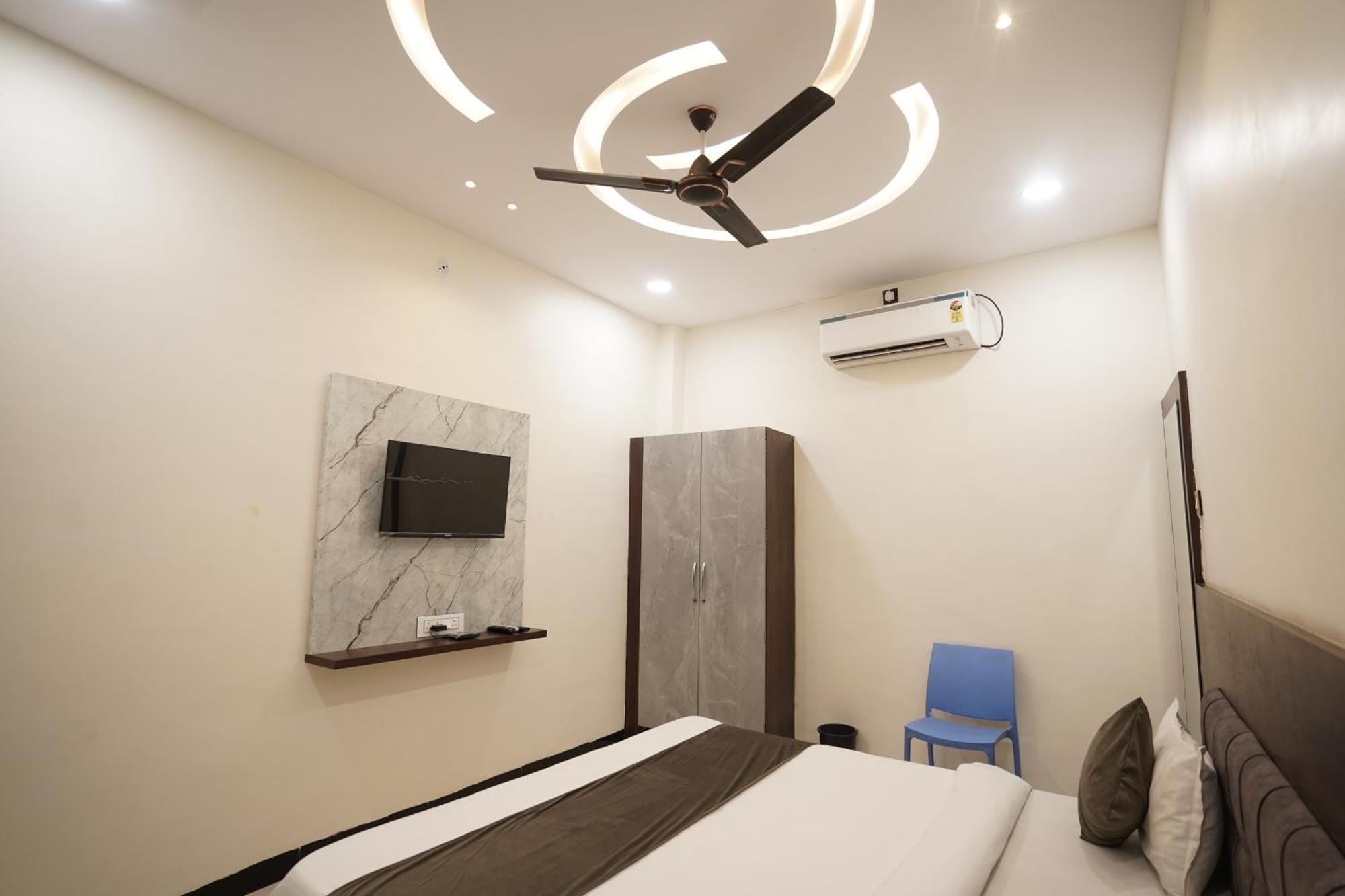Hotel Dev Kripa Ujjain Eksteriør billede