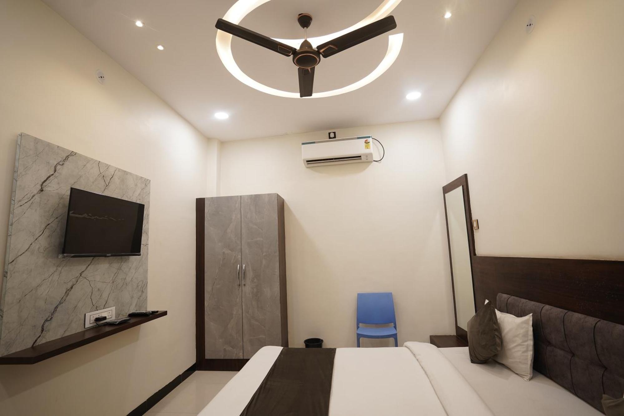 Hotel Dev Kripa Ujjain Eksteriør billede