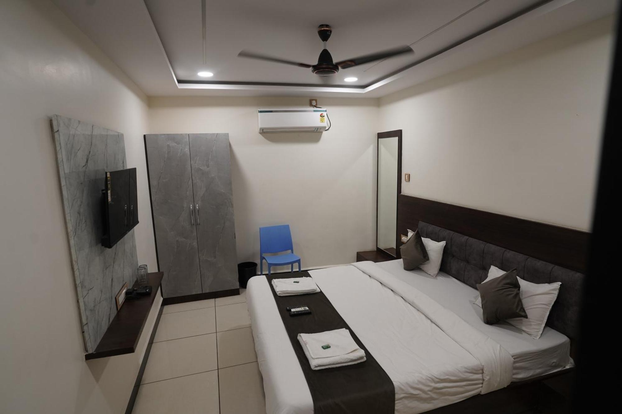 Hotel Dev Kripa Ujjain Eksteriør billede