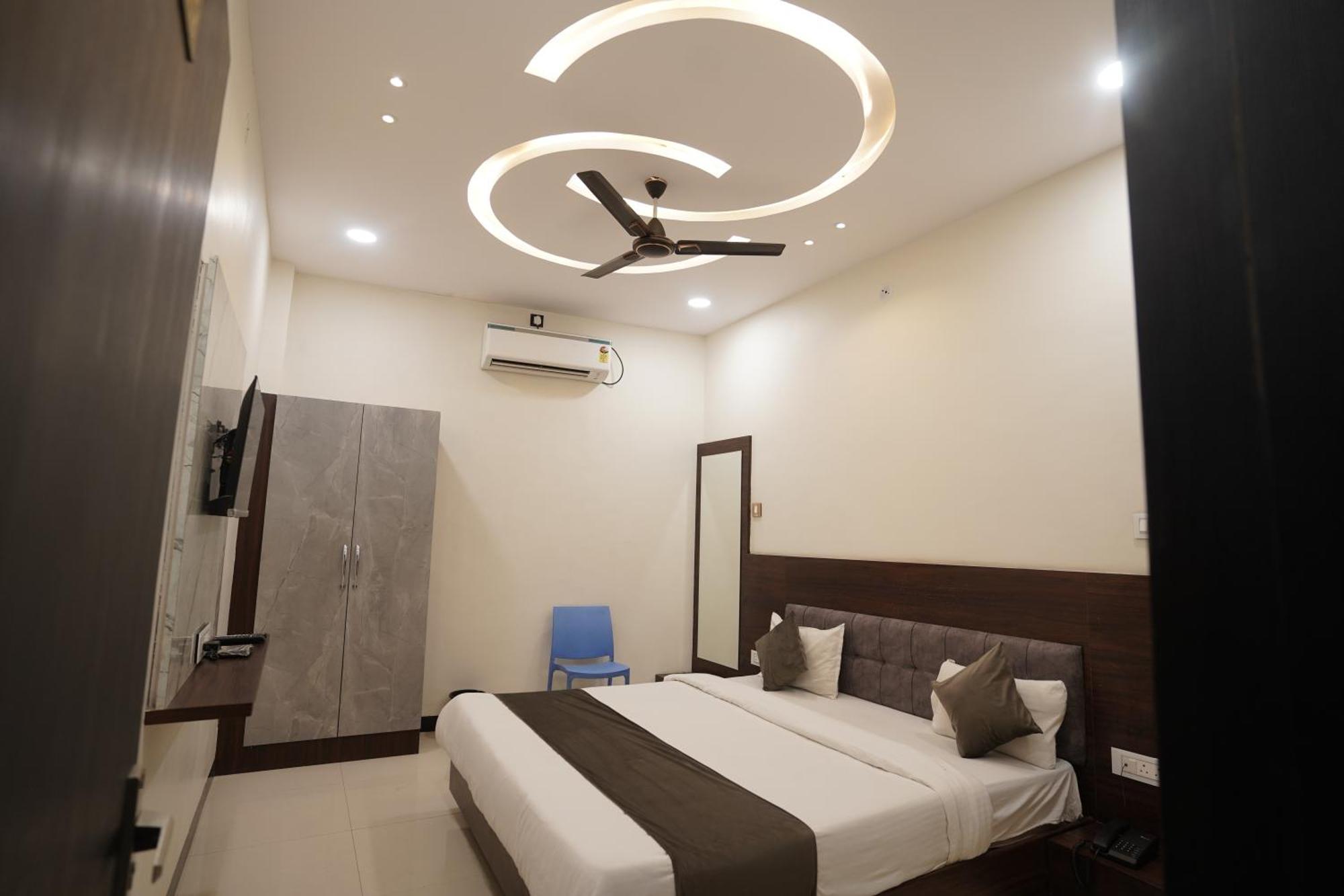 Hotel Dev Kripa Ujjain Eksteriør billede