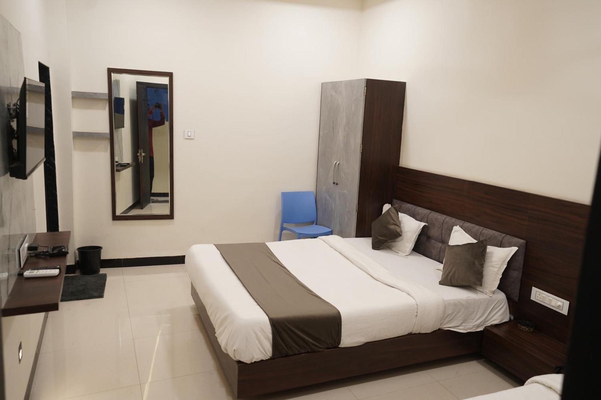 Hotel Dev Kripa Ujjain Eksteriør billede