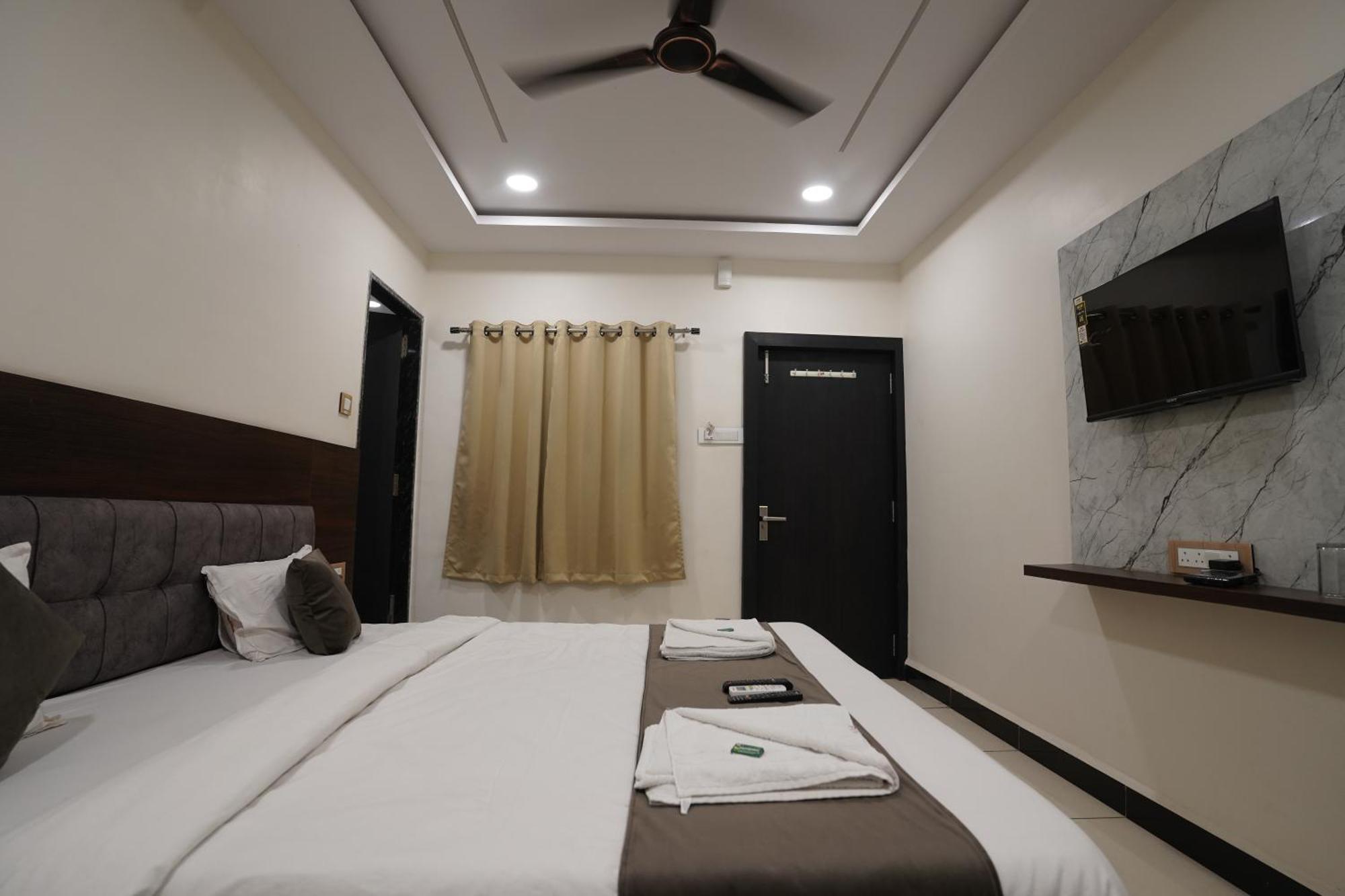 Hotel Dev Kripa Ujjain Eksteriør billede
