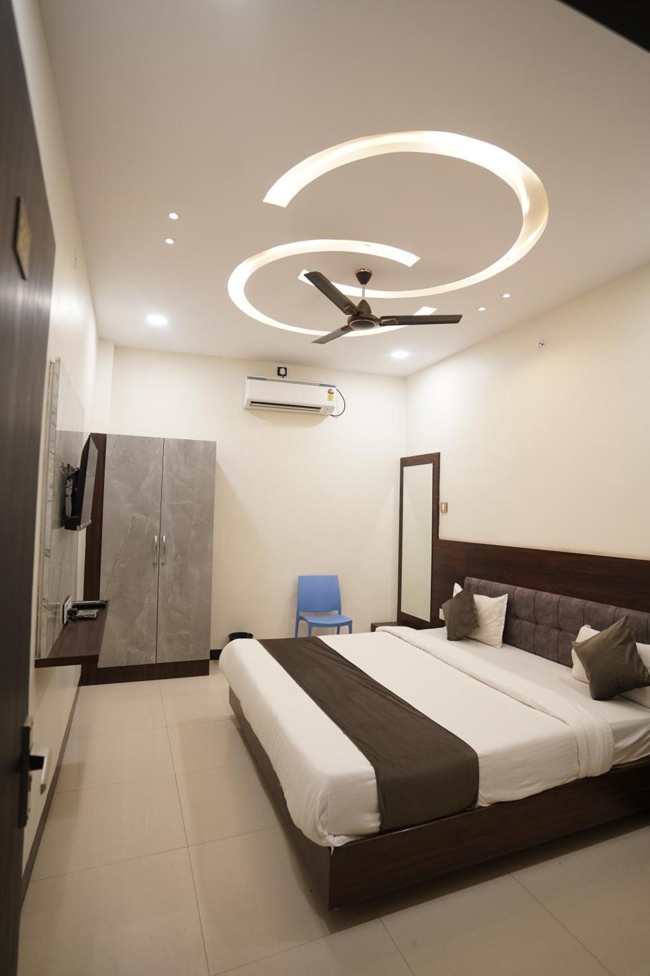 Hotel Dev Kripa Ujjain Eksteriør billede