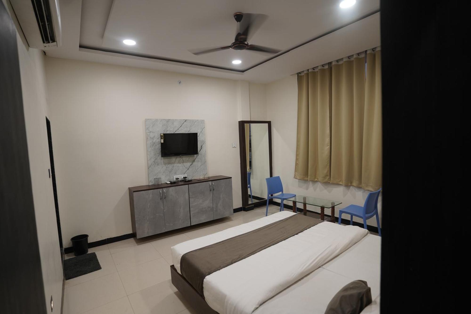 Hotel Dev Kripa Ujjain Eksteriør billede