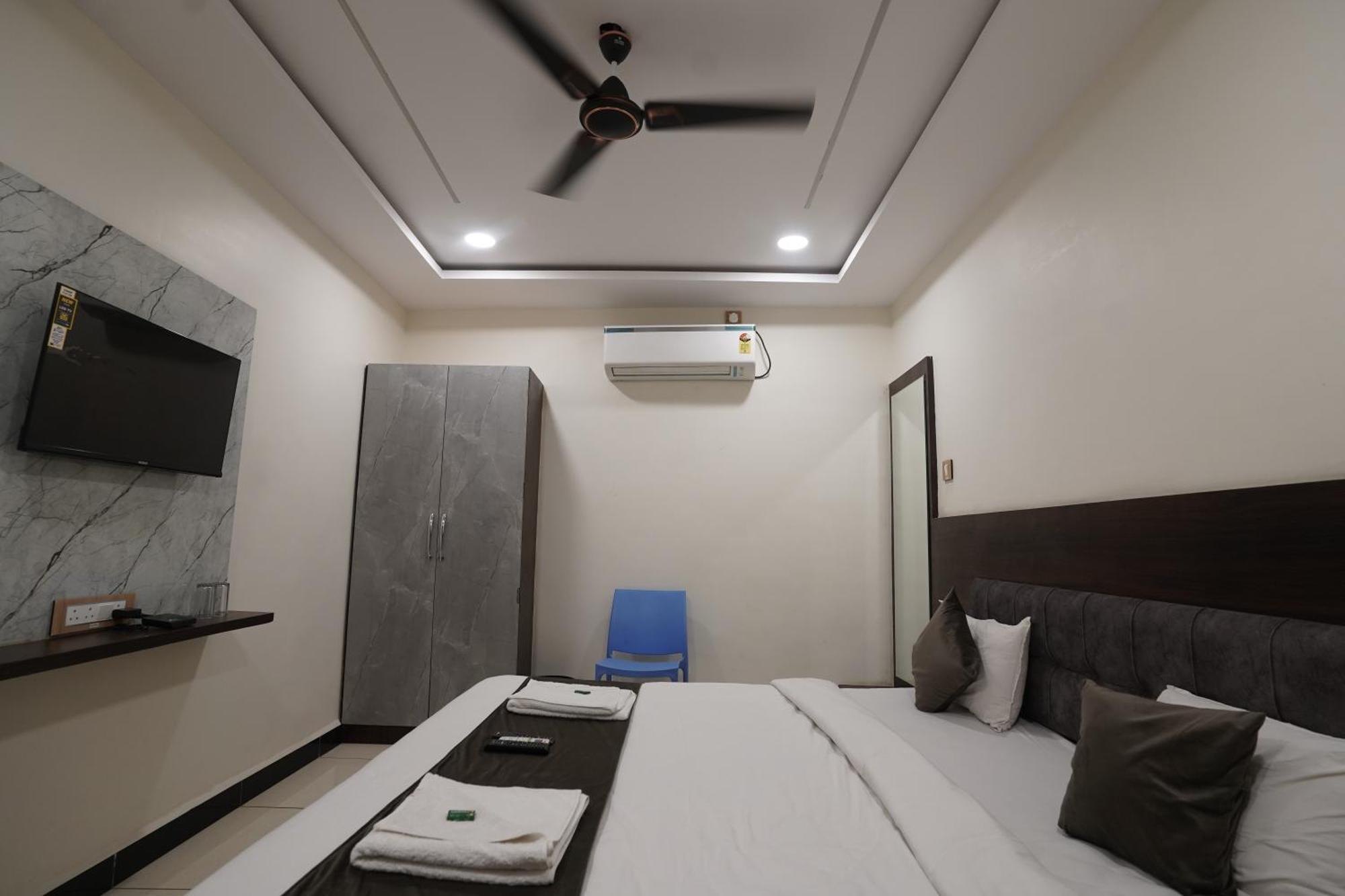 Hotel Dev Kripa Ujjain Eksteriør billede
