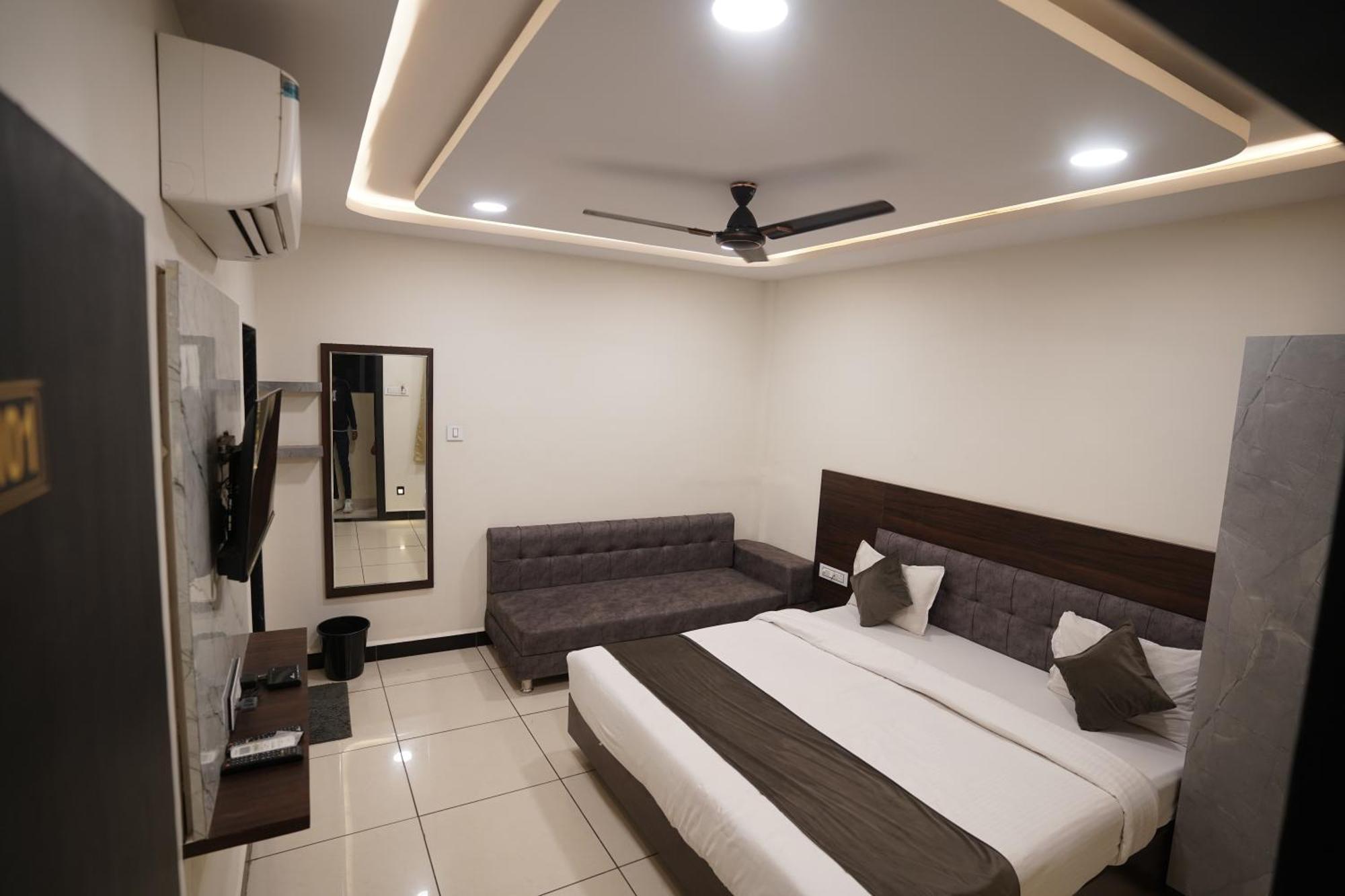Hotel Dev Kripa Ujjain Eksteriør billede