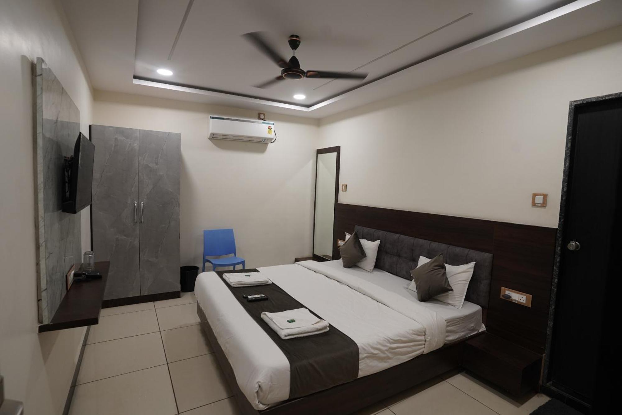 Hotel Dev Kripa Ujjain Eksteriør billede