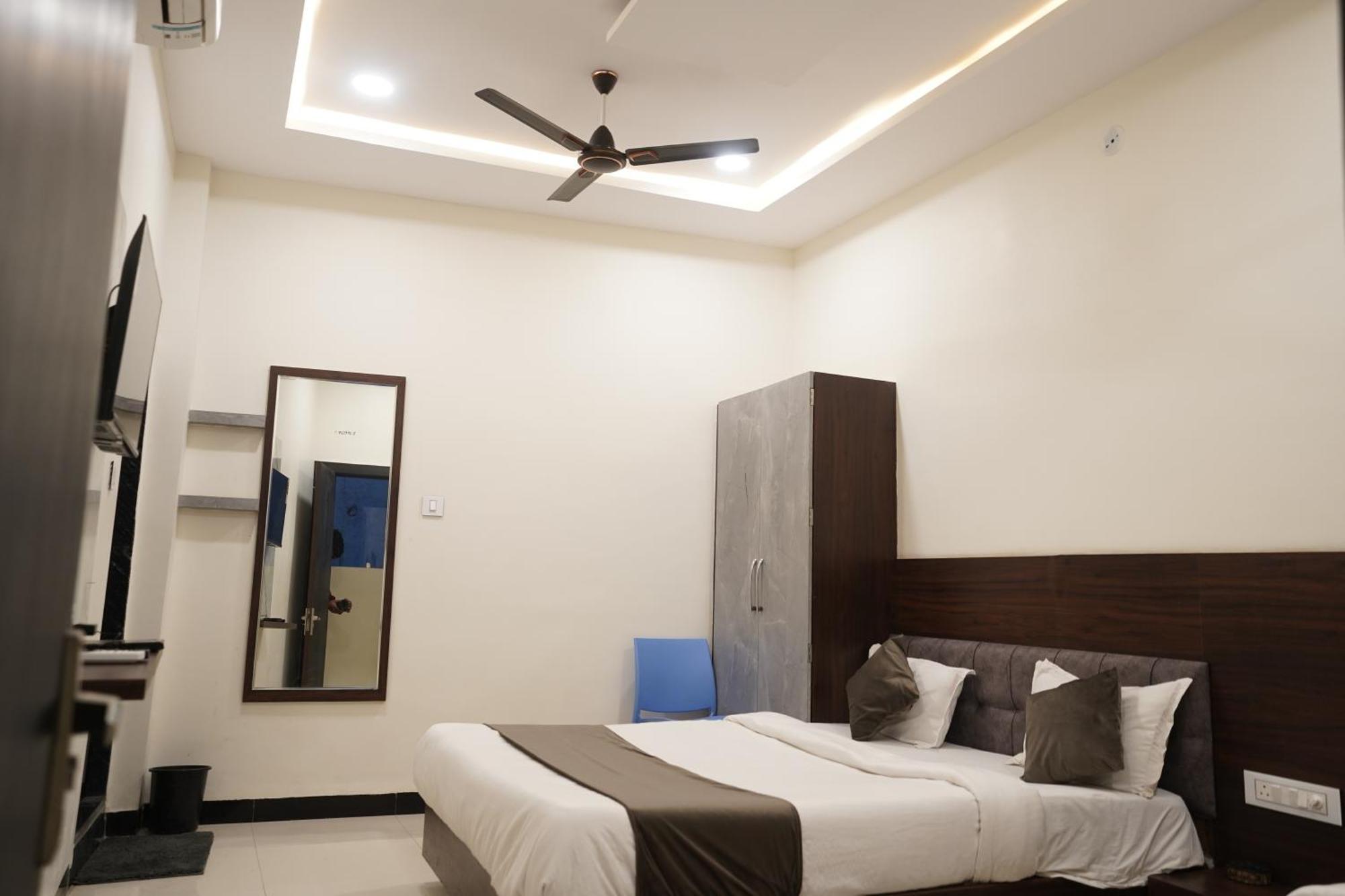 Hotel Dev Kripa Ujjain Eksteriør billede