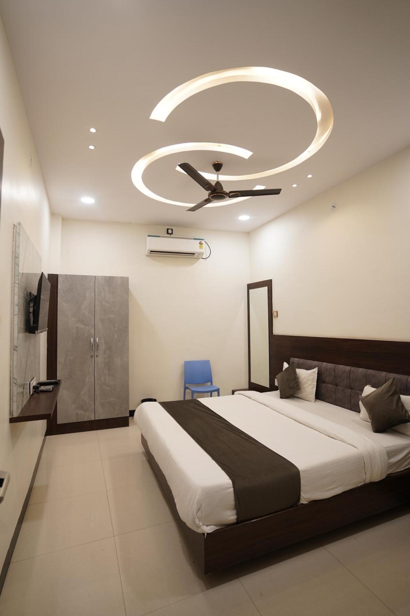 Hotel Dev Kripa Ujjain Eksteriør billede