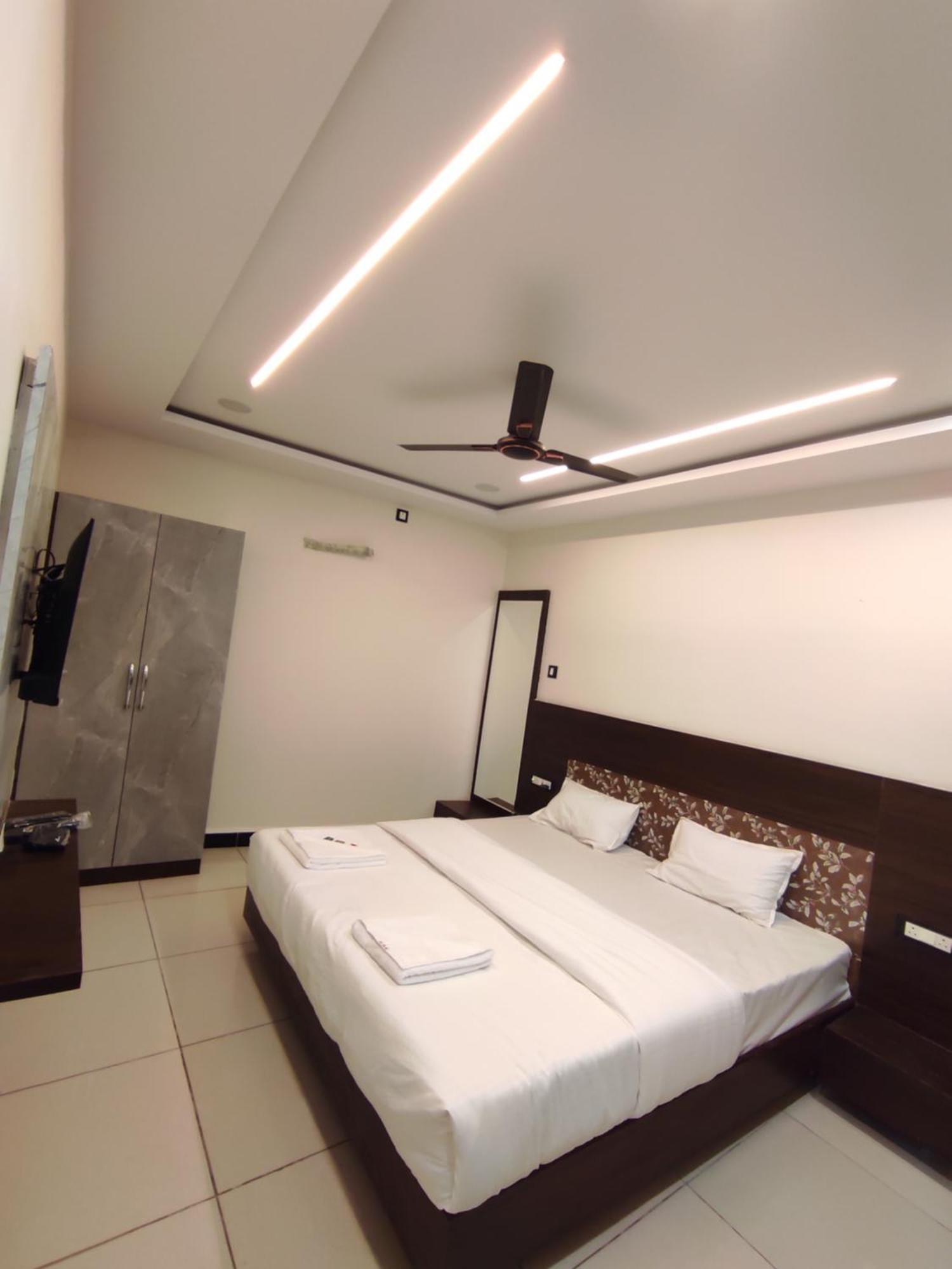 Hotel Dev Kripa Ujjain Eksteriør billede