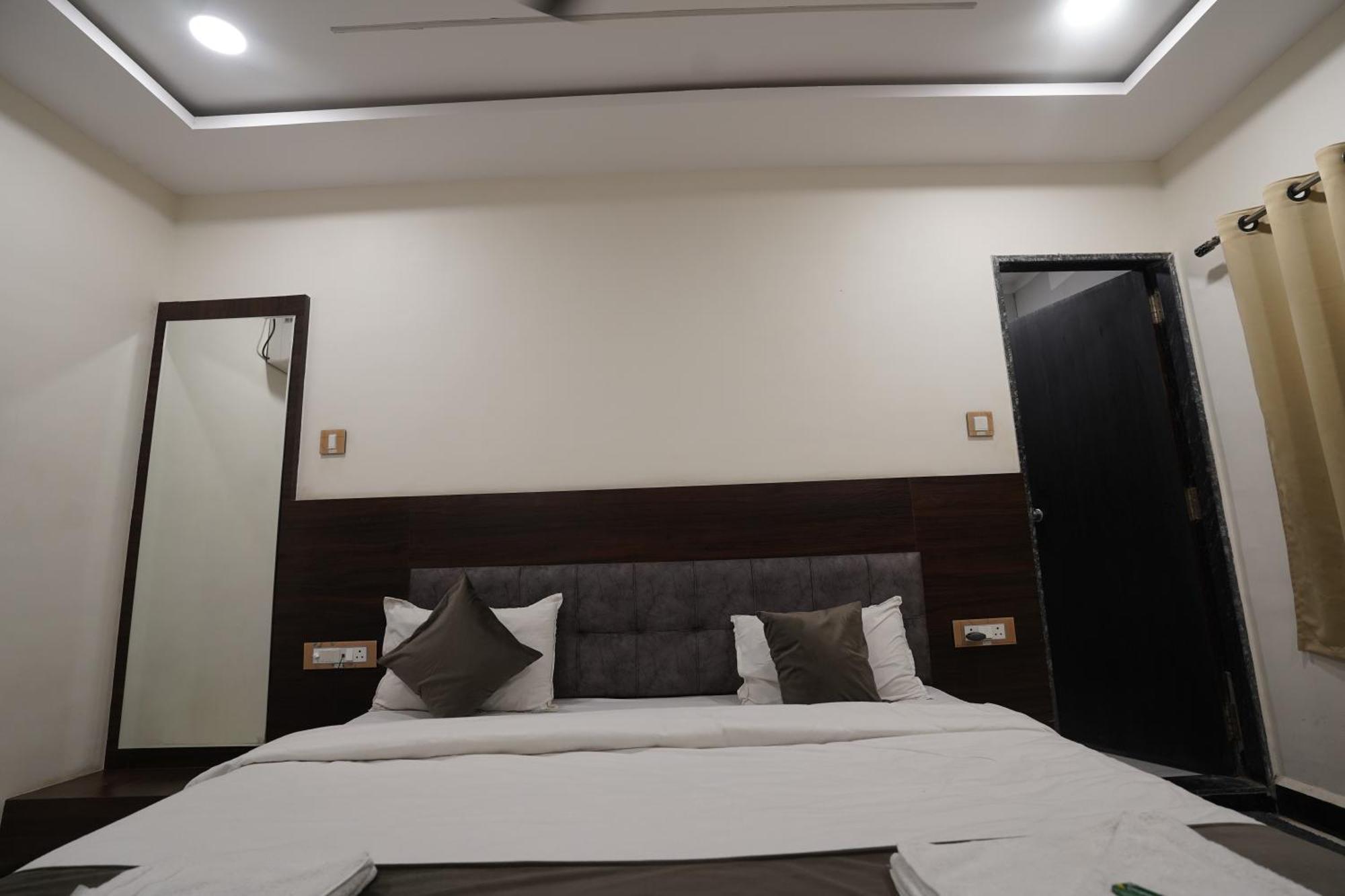 Hotel Dev Kripa Ujjain Eksteriør billede