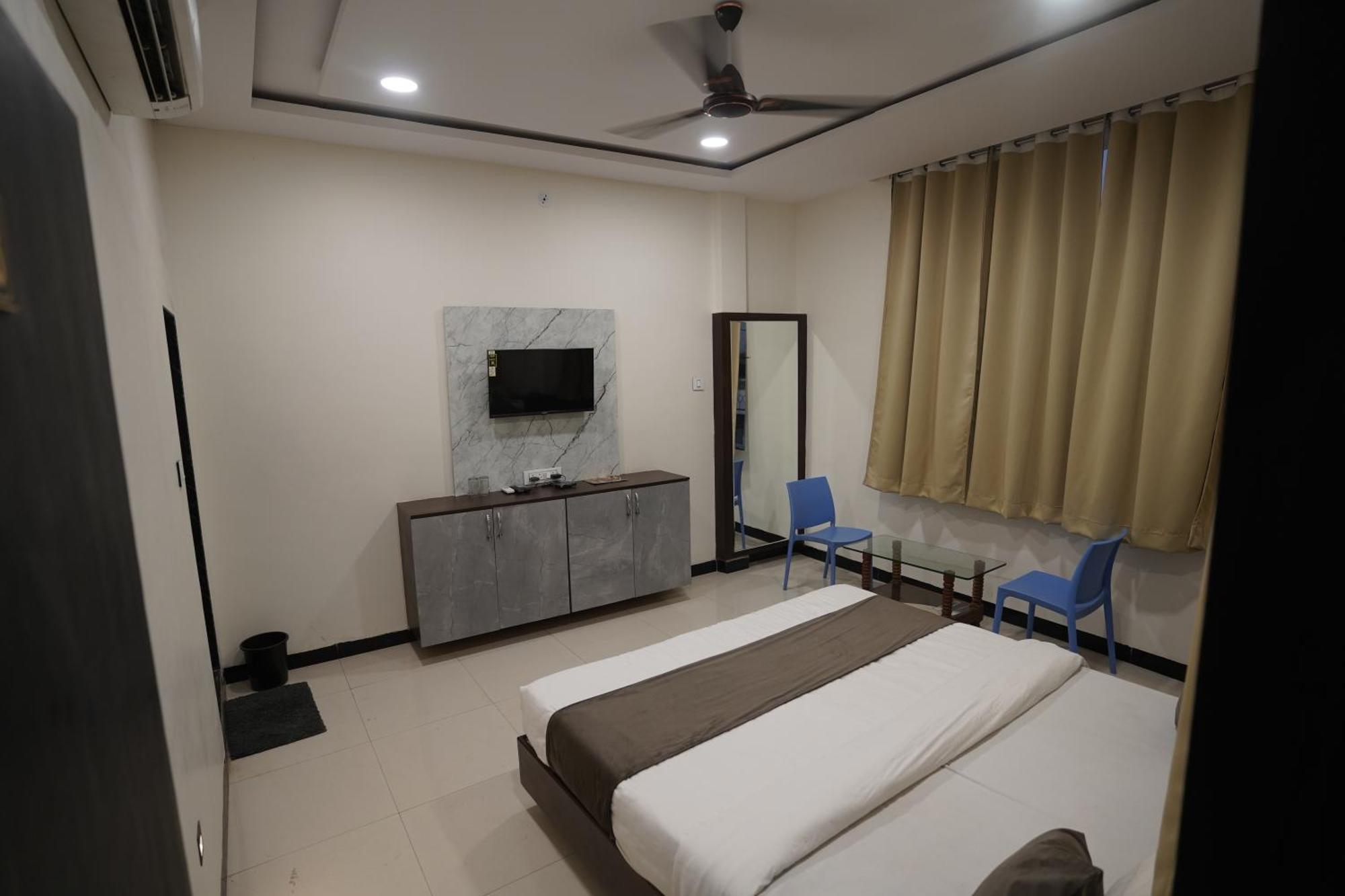 Hotel Dev Kripa Ujjain Eksteriør billede